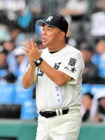 　守備を終えた選手に声をかける西日本短大付・西村慎太郎監督（撮影・今井雅貴）