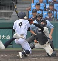 　４回、死球を受ける岡山学芸館・田井和寿（撮影・北村雅宏）