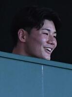 　７回、早実が勝ち越し笑顔の清宮（撮影・石井剣太郎）