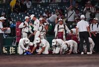 　タイブレークの末に大社にサヨナラ負けし、号泣しながら甲子園の土を持ち帰る早実ナイン（撮影・開出牧）