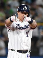 　６回、オスナは左翼に勝ち越しの２点適時二塁打を放ち、ガッツポーズを見せる（撮影・佐藤厚）