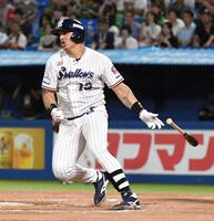 　６回、オスナは左翼に勝ち越しの２点適時二塁打を放つ（撮影・佐藤厚）