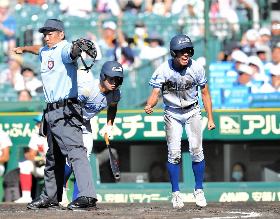 　２回、本塁生還し、同点に持ち込んだ小松大谷・嶋田空駕（右）＝撮影・今井雅貴