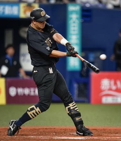 　４回オリックス１死一、二塁、杉本が左越えに２打席連続本塁打となる３ランを放つ＝京セラドーム