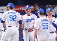 　マルティネス（９２）からウイニングボールを受け取る大野（撮影・立川洋一郎）