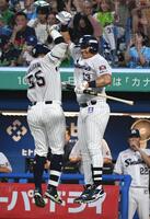 　２回、村上は左越えに２２号ソロを放ち、オスナ（右）とジャンピングタッチ（撮影・佐藤厚）