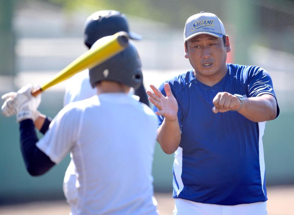 　打撃練習中の中村龍之介（手前）を指導する東海大相模・原俊介監督（撮影・伊藤笙子）