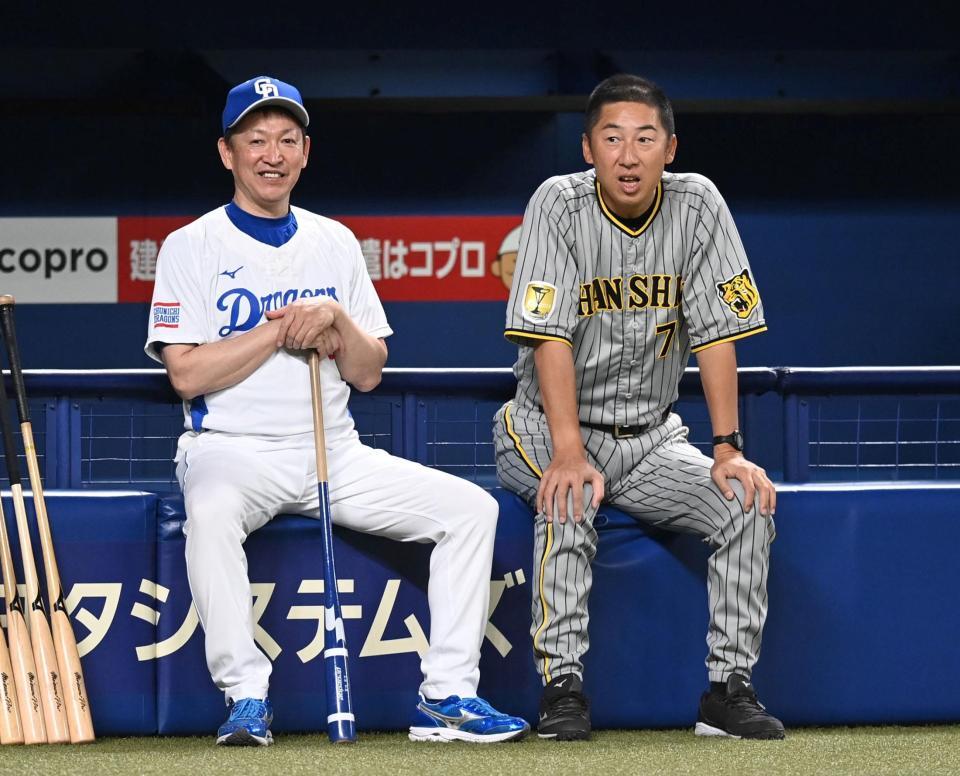 　立浪監督（左）と話する今岡コーチ（撮影・飯室逸平）