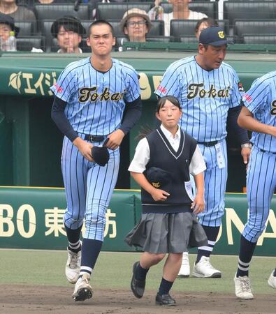 　関東一に敗れ、スタンドへ向かう（左から）東海大相模・藤田琉生、岡村日和マネジャー、原俊介監督（撮影・伊藤笙子）