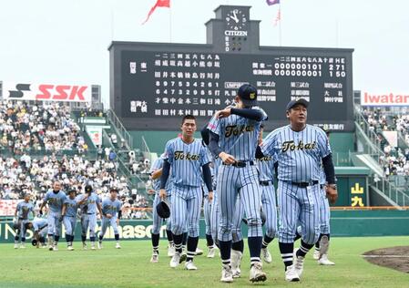 　関東第一に敗れ、引き揚げる東海大相模ナイン