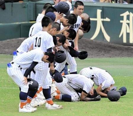 　応援席への挨拶をし、泣き崩れる滋賀学園ナイン（撮影・今井雅貴）