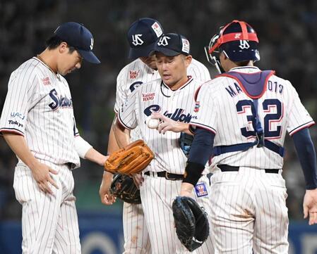 　４回途中６失点で降板する石川（中）＝１８日