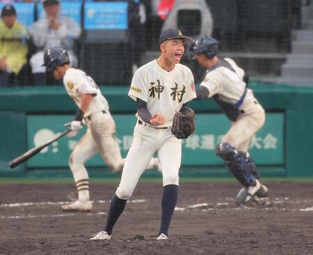 　６回、大社・高橋翔（左）を空振り三振に抑え、ほえる神村学園・早瀬