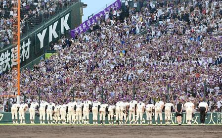 　神村学園に敗れた大社ナインに拍手を送る観客