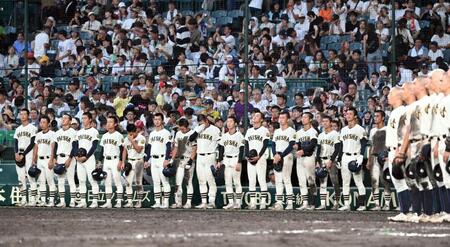 　神村学園に敗れ、整列する大社ナイン