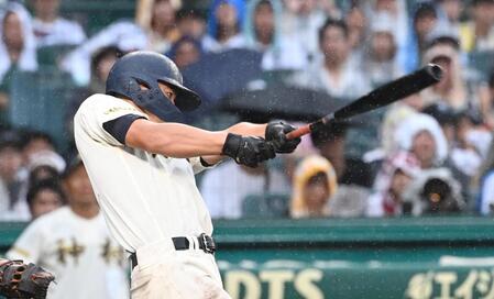 　７回、神村学園・正林が左前適時打を放つ