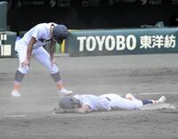 　９回、一塁に惜しくも届かず試合終了となり、うなだれる滋賀学園・杉本晴基（手前）＝撮影・今井雅貴