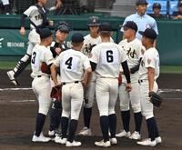 　１回、ピンチでマウンドに集まる神村学園ナイン（撮影・北村雅宏）