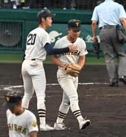 　５回途中、マウンドに上がる大社・馬庭優太（右）＝撮影・北村雅宏