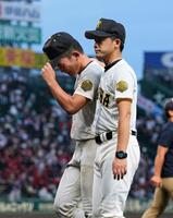 　神村学園に敗れ、石飛監督（右）に肩を抱かれて引き揚げる大社・馬庭