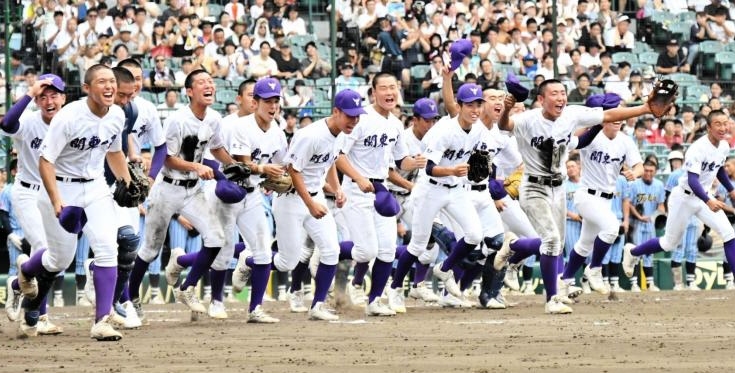 　試合に勝利し、歓喜する関東第一ナイン（撮影・今井雅貴）