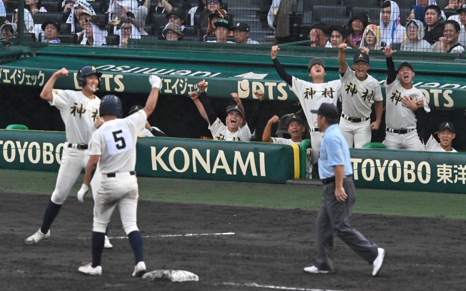 　７回、神村学園・岩下吏玖（５）が適時三塁打を放ち、歓喜する神村学園ナイン（撮影・北村雅宏）