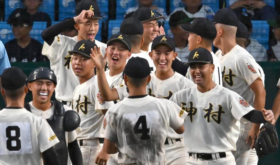 　準決勝進出を決め、笑顔を見せる神村学園ナイン（撮影・北村雅宏）