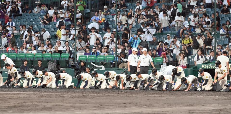 　神村学園に敗れ、ベンチ前で砂を拾う大社ナイン