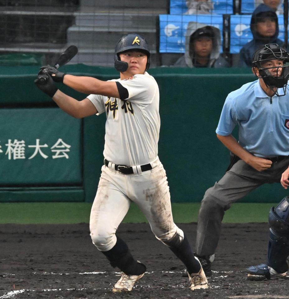 　７回、適時打を放つ神村学園・正林輝大（撮影・北村雅宏）