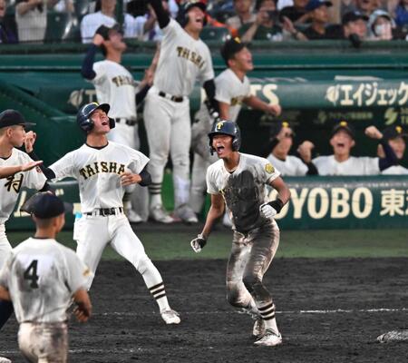 　９回、内野安打を放ち、ほえる大社・藤江（中央）＝撮影・北村雅宏