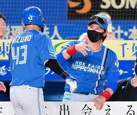 【写真】日本ハム・新庄監督　水野弾のお迎えはポーズチェンジ