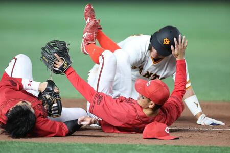 【写真】大城卓の走塁で交錯して倒れ込む小園と矢野　 気遣う巨人コーチの行動をＳＮＳ称賛「誰かと思ったら納得した」