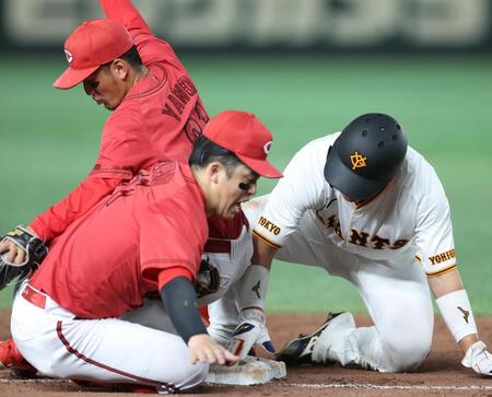 　７回、門脇の遊ゴロで二走・大城卓を三塁でアウトにするも小園と交錯する矢野（撮影・金田祐二）