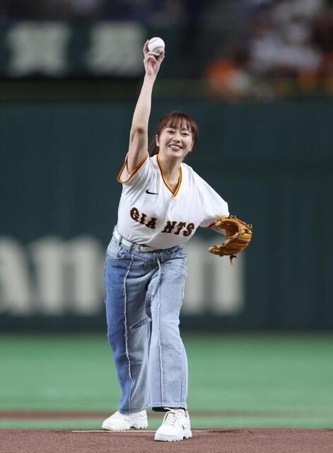 ももクロ 佐々木彩夏 始球式登場も痛恨のコロコロ投球に苦笑い
