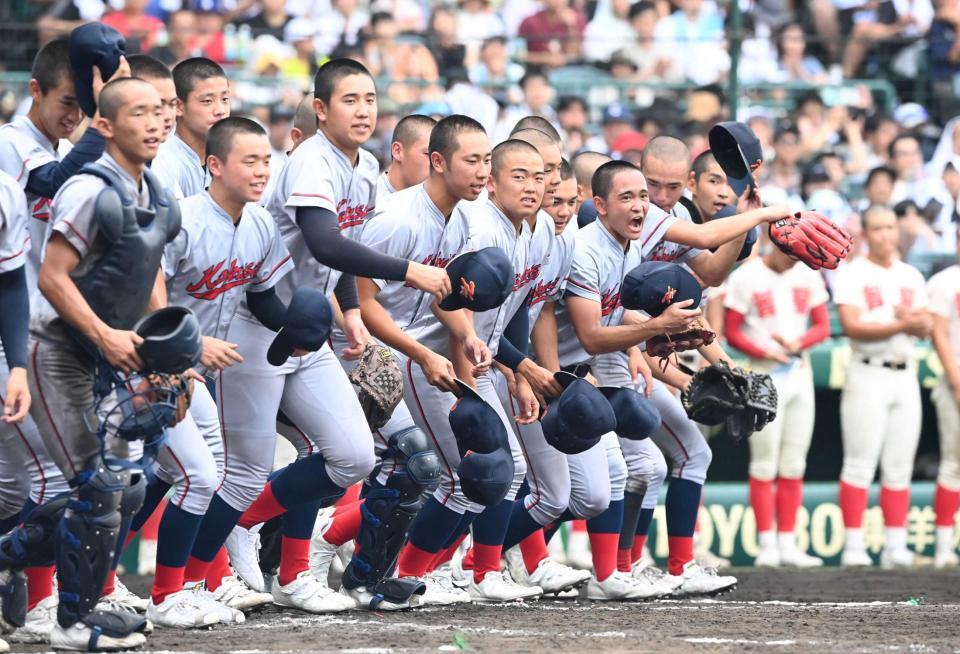 　試合に勝利し、アルプス席へ駆け出す京都国際ナイン