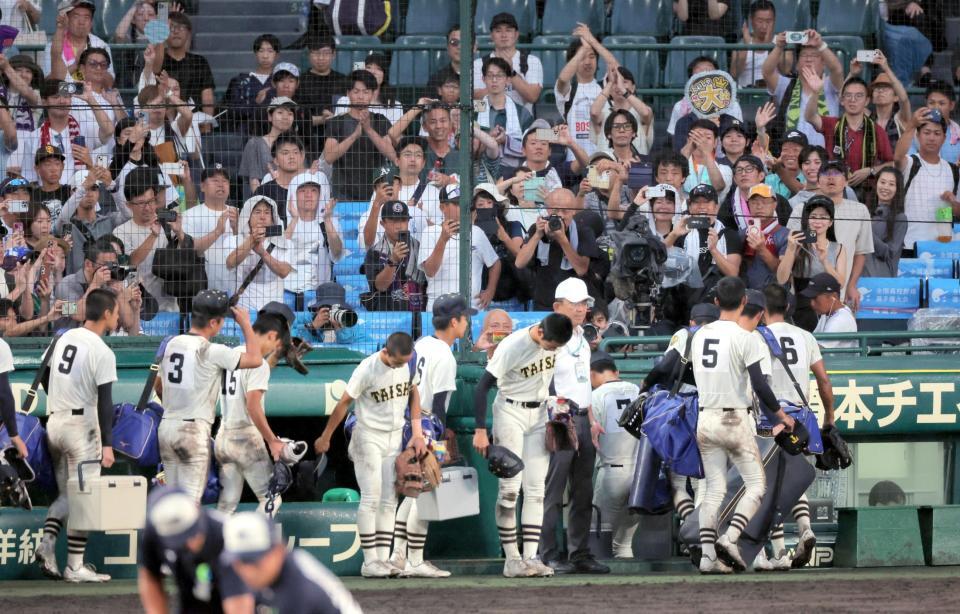 　神村学園に敗れて引き揚げる大社ナインに拍手を送る観客＝１９日