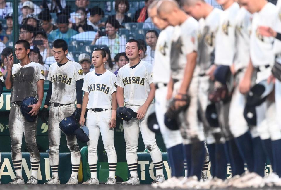 試合に敗れ涙する大社・馬庭優太（左から４人目）＝１９日