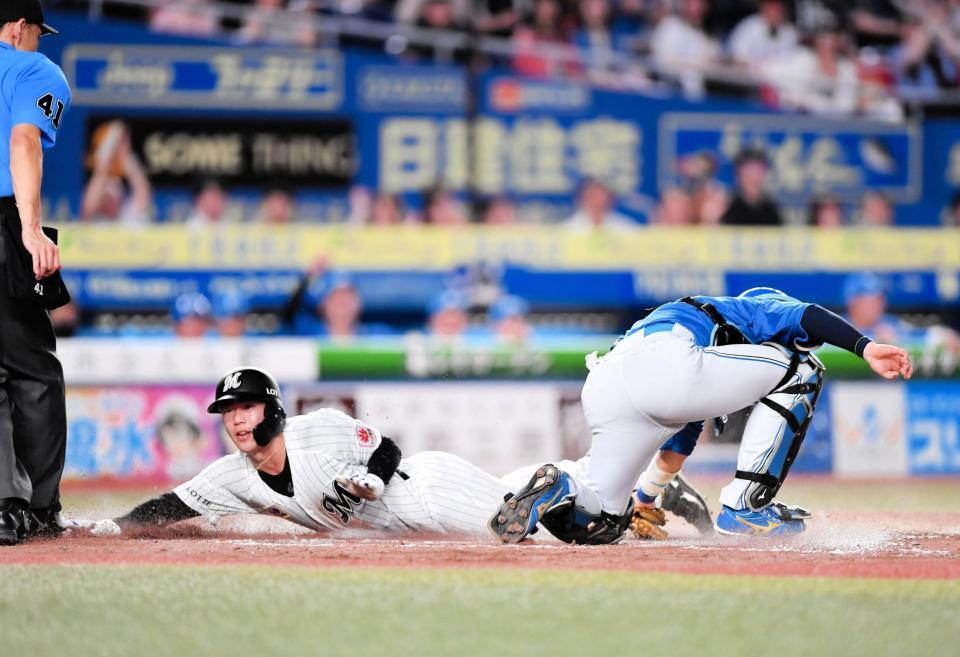 　４回、ポランコの右前適時打で二塁から生還する友杉（左）。捕手・田宮（撮影・開出牧）