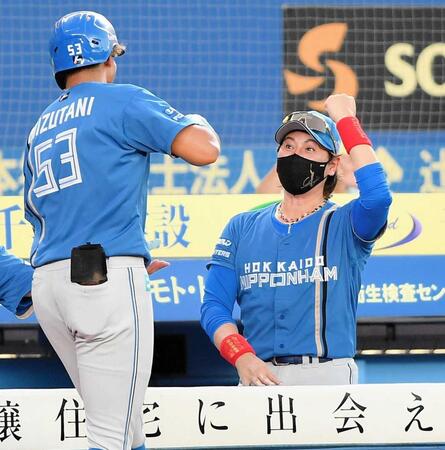 日本ハム・新庄監督　１番・水谷が初回先頭打者弾！２位死守　「“パイナップル打法”」で苦手・小島を攻略