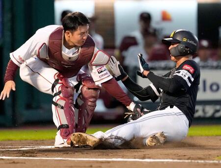 　１回、山川の左翼線２塁打で本塁を狙うがタッチアウトの一走・今宮。捕手・太田