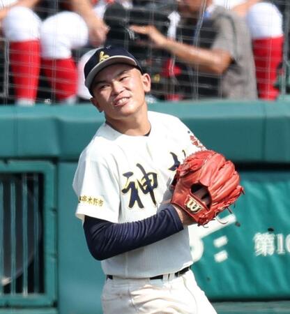 【写真】神村学園走者がヘッスラで本塁狙うも本塁憤死でゲームセット　砂埃舞いわずかな差でアウトになった決定的瞬間