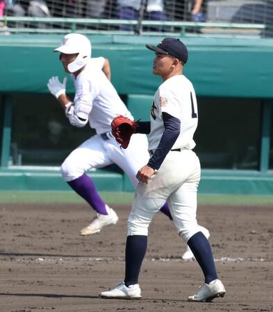 　７回、関東第一・熊谷俊之介（後方）に同点適時二塁打を浴びる神村学園・今村拓未（撮影・中田匡峻）