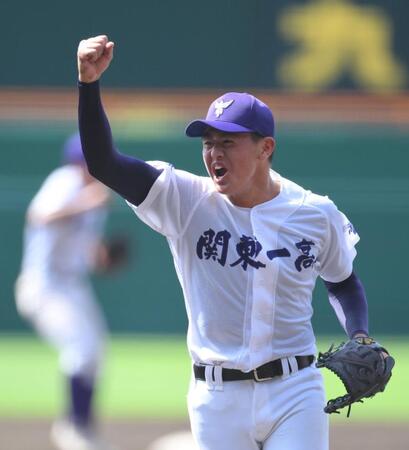 【写真】最後は関東第一中堅・飛田の好バックホームで決着　笑顔で抱き合い歓喜爆発