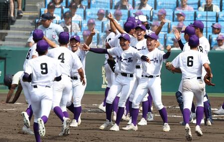 　神村学園を破り、歓喜に沸く関東第一ナイン（撮影・中田匡峻）