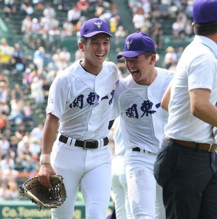 　決勝進出を決め、好返球でピンチを救った飛田優悟（左）と笑顔で抱き合う関東第一・坂井遼（撮影・伊藤笙子）