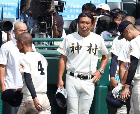 ２年連続４強敗退の神村学園・小田監督　涙ぬぐい関東第一ナインに「頑張ってな」　本塁憤死で幕も選手称える「よく回したしよく走ってくれた」