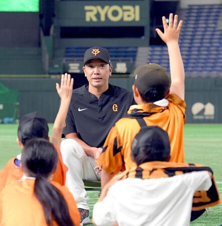 　試合前のイベントで子どもたちとふれあう阿部監督（撮影・佐藤厚）