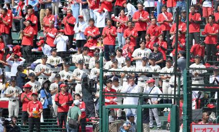 　試合後、関東第一の校歌に合わせて手拍子をする神村学園のスタンド（撮影・伊藤笙子）