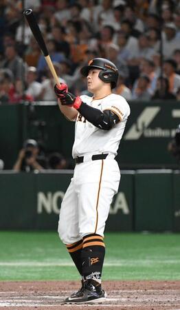 巨人が広島の優勝Ｍ点灯阻止　逆転で首位攻防戦第２Ｒ制す　浅野が同点打、４番・岡本和が決勝２０号３ラン