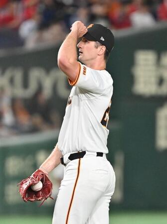 　７回、マウンドで苦しい表情のグリフィン